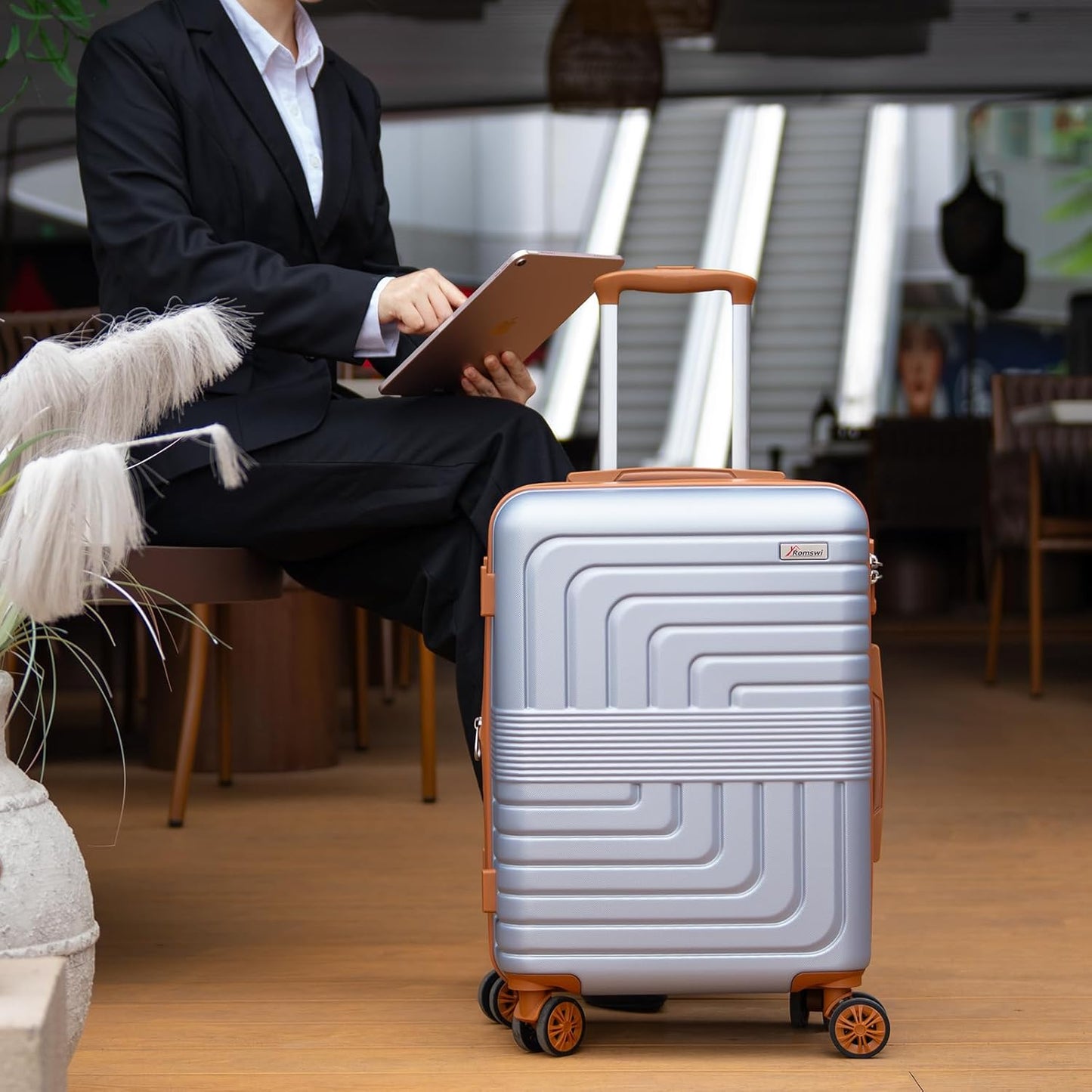 Romswi Expandable 20" Carry On Luggage,Hardshell Suitcase with Double Spinner Wheels for 20% More Space, Airline Approved Lightweight Hardside Luggage, Scratch-Resistant & YKK Zipper,Silver