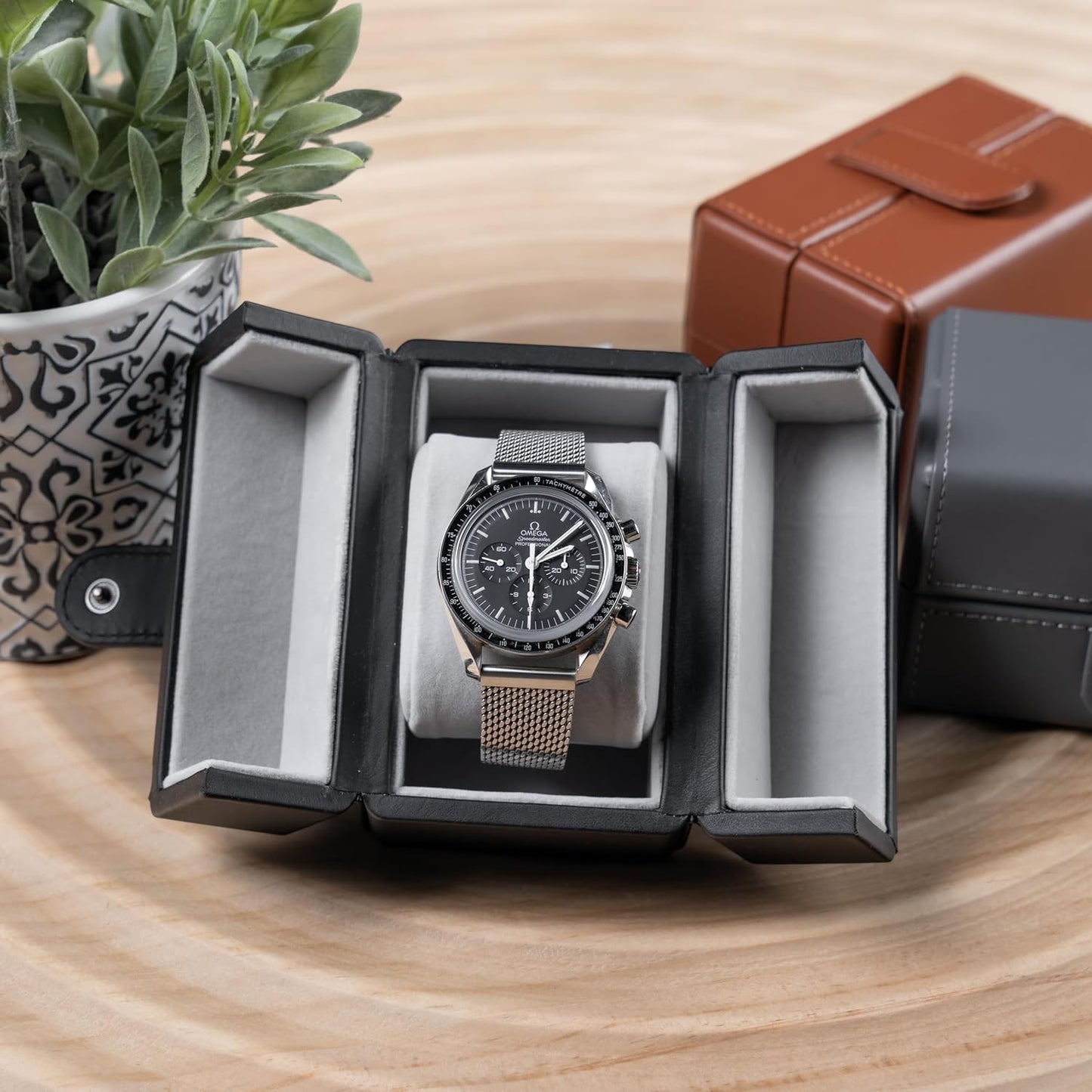 Single Travel Watch Case - Vintage Inspired - Exterior, Soft Microfiber Lining, Fits Up to 42mm Watches - Vegan Leather - Reliable Storage for Home or Travel